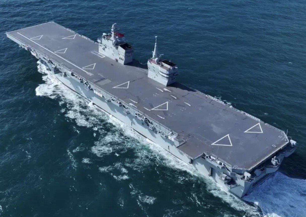 076 型四川號兩棲突擊艦加載大型無人機 將海試電磁彈射