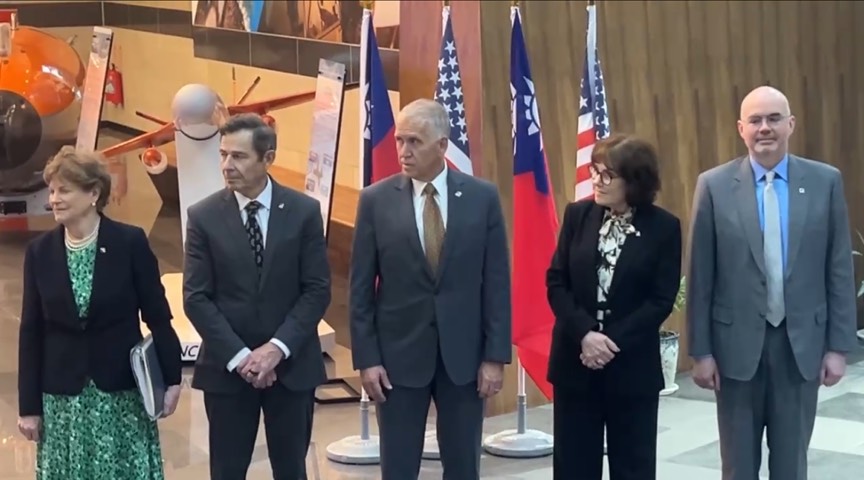 美國參議員訪中科院  首見勁蜂四型無人機實彈穿甲效能