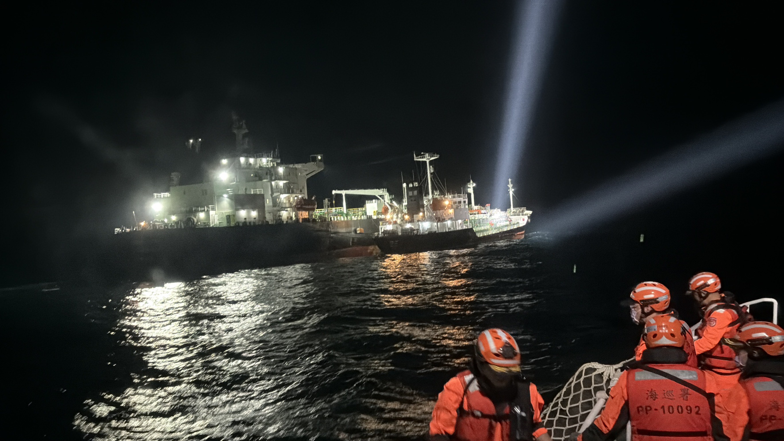 深夜直擊！外籍船舶海上非法駁油　海巡強勢攔查登檢蒐證