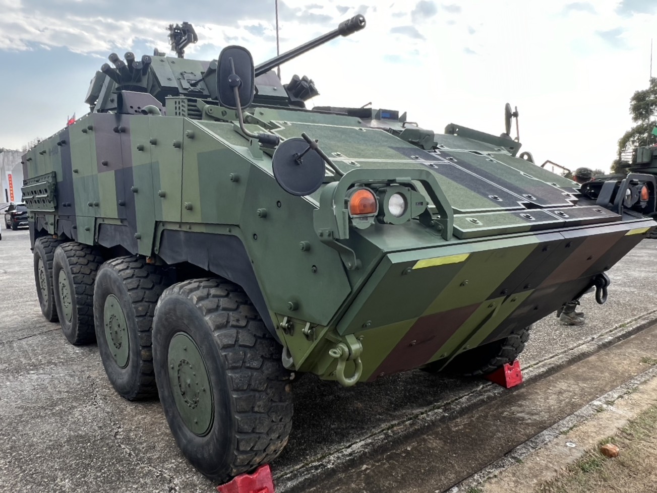 CM34雲豹8x8甲車MK44鏈砲將升級？國軍尋求30mm／ABM可編程彈藥