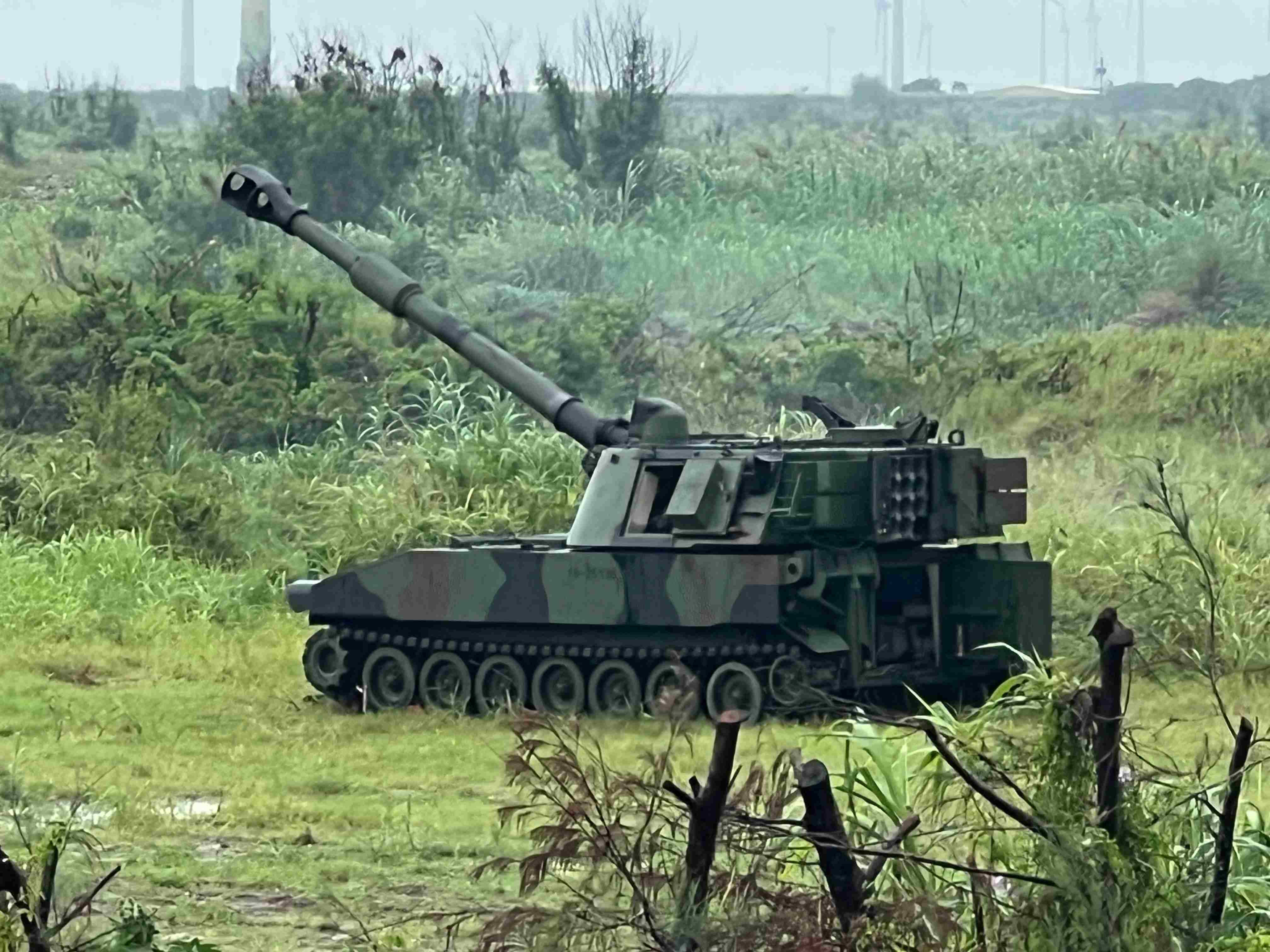 陸軍十軍團進行「115年重砲射擊暨新式武器換裝驗證」射擊訓練