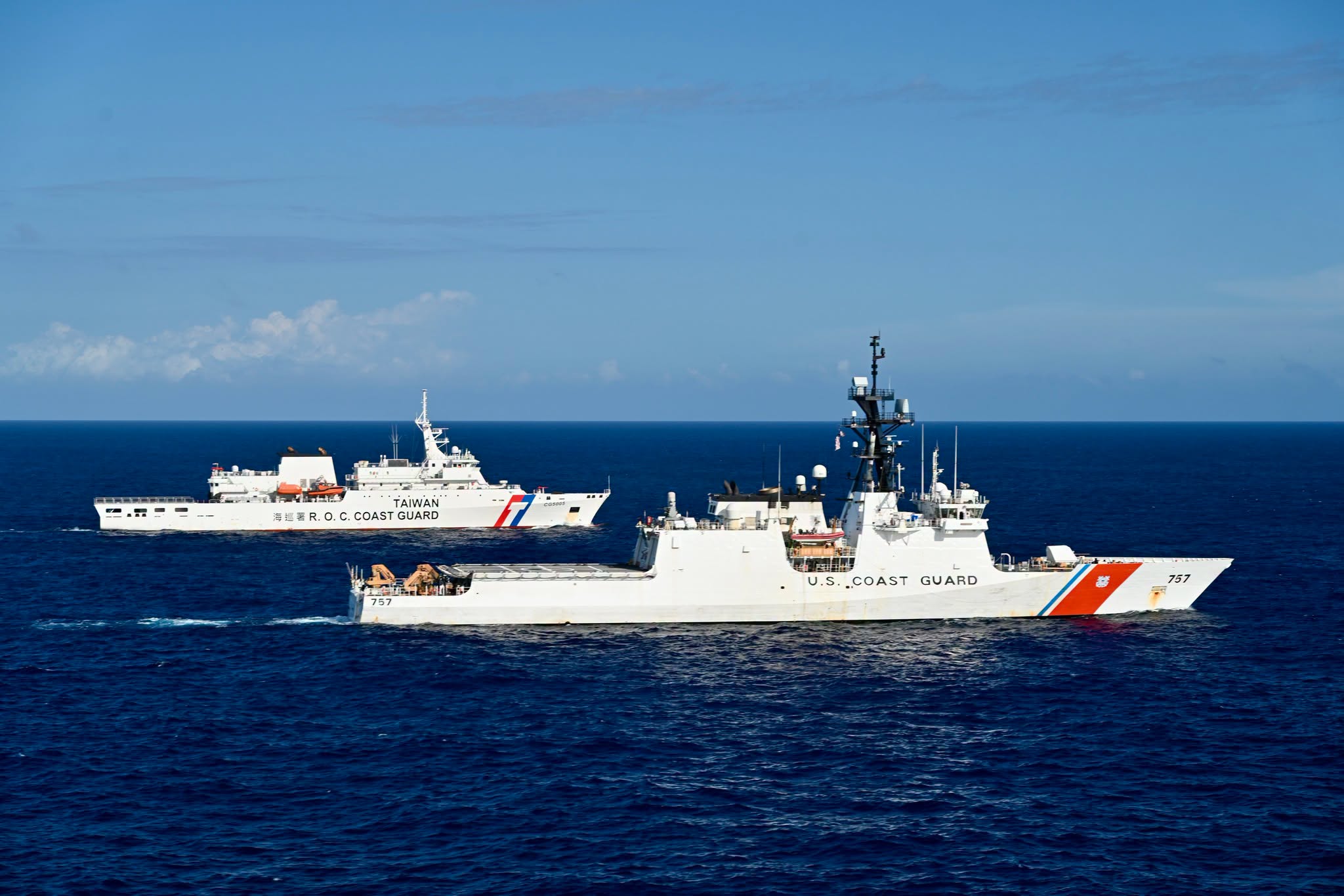 美國海岸防衛隊巡緝艦在我海域與我海巡艦同框現身 明顯針對中共