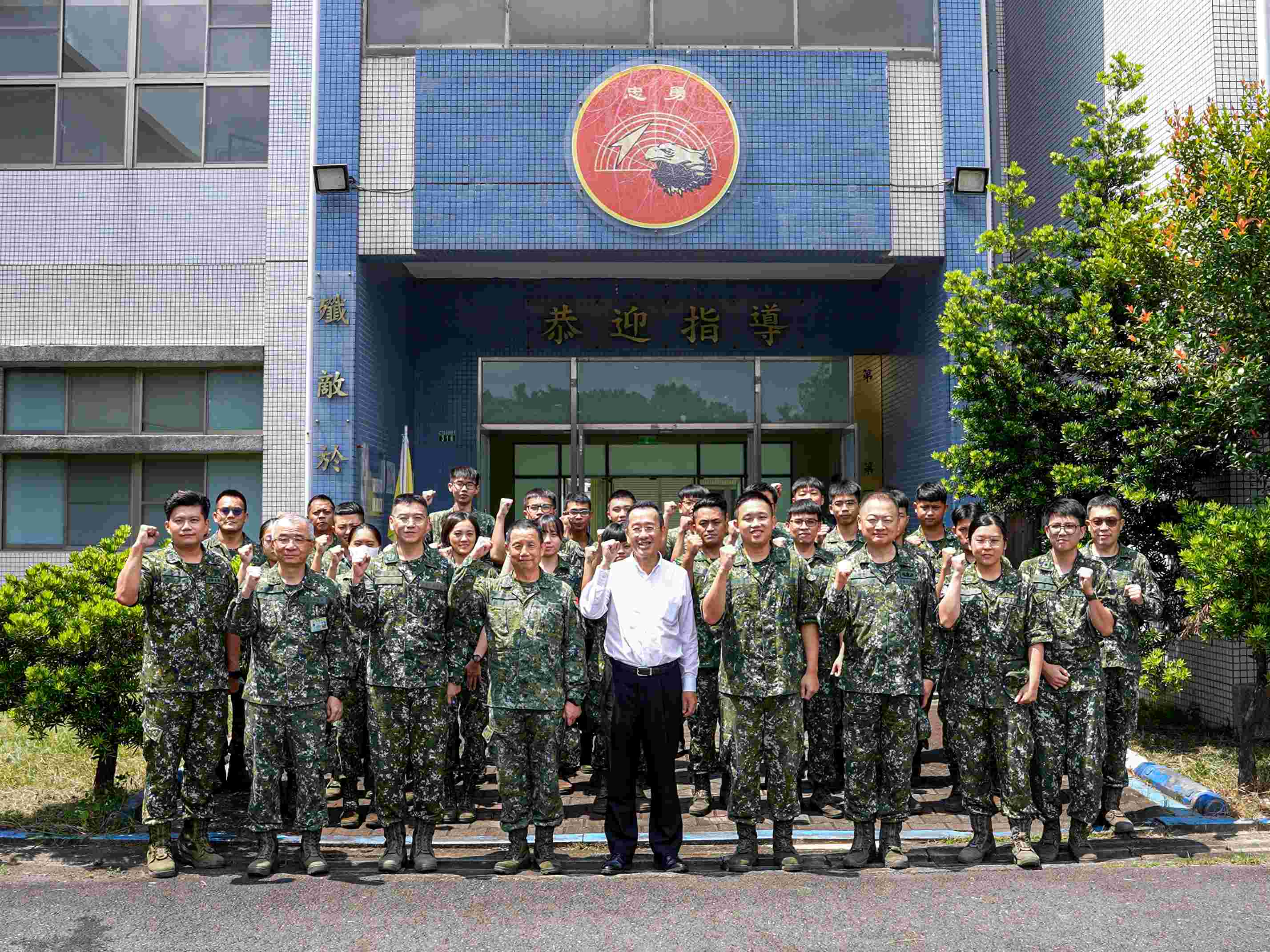 國防部長顧立雄9月14日赴南部地區，慰勉陸軍及空軍部隊，並祝官兵秋節愉快