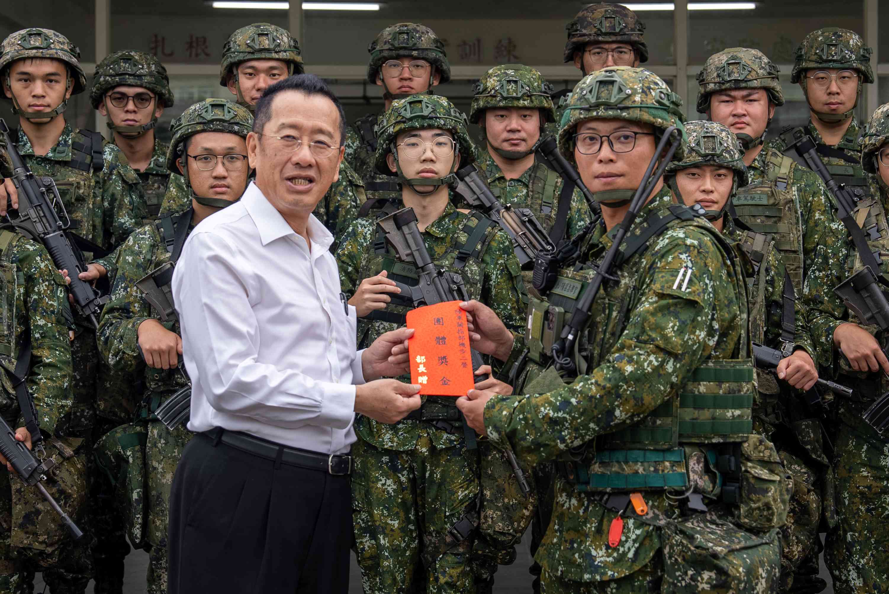 國防部長顧立雄赴基隆地區慰勉陸軍及海軍部隊，並實地視導戰備偵巡之整備及執行情形